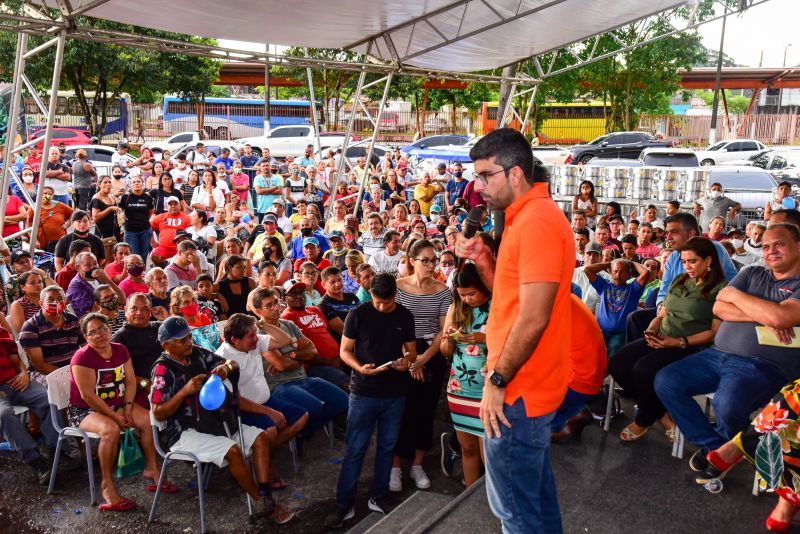 Entrega de equipamentos aos feirantes