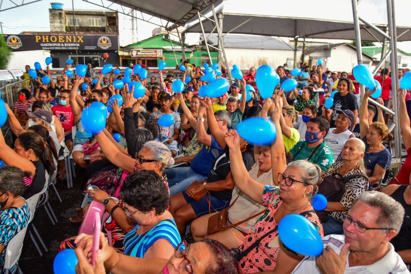 Entrega de equipamentos aos feirantes