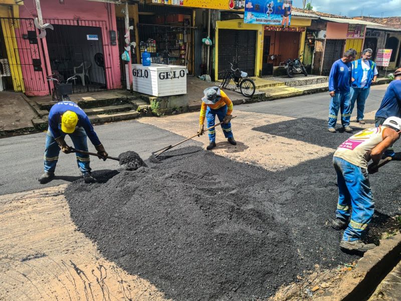 Tapa buraco, a rua Jovelino Carneiro, no bairro Icuí