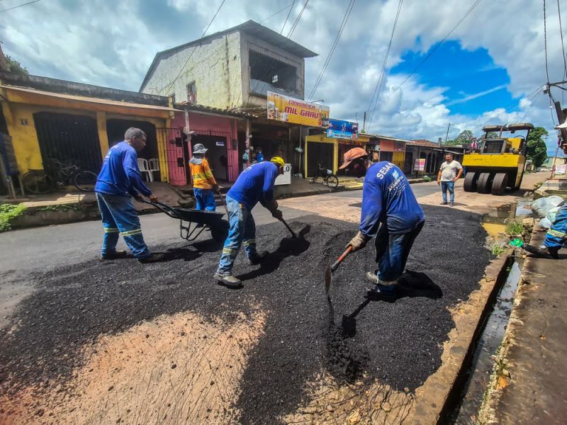 Tapa buraco, a rua Jovelino Carneiro, no bairro Icuí