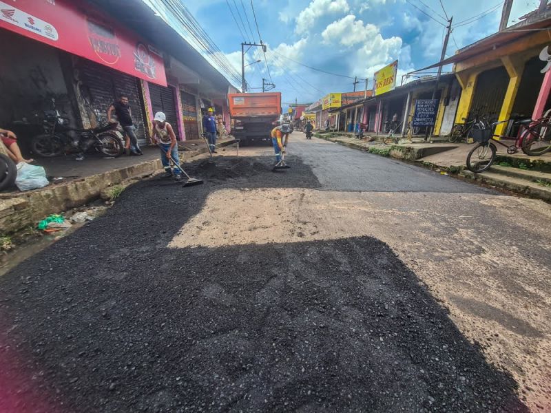 Tapa buraco, a rua Jovelino Carneiro, no bairro Icuí