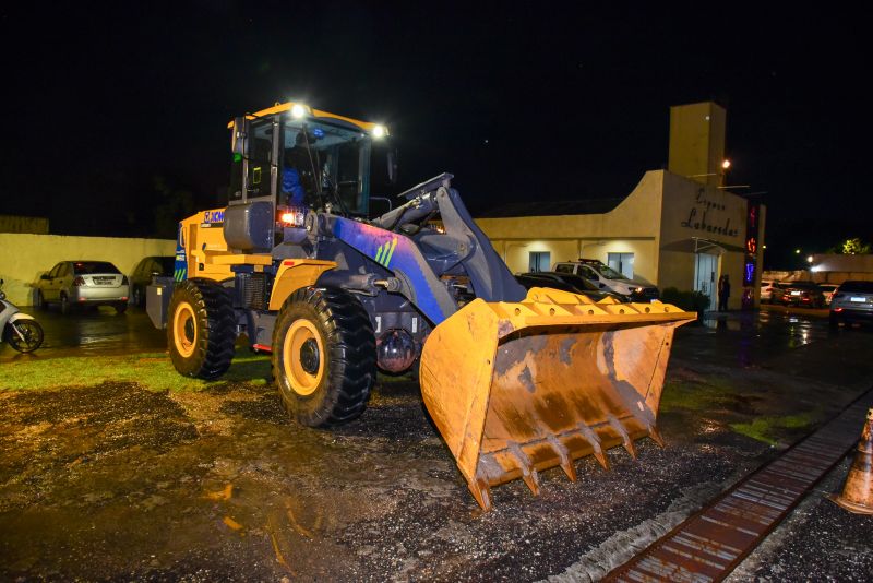 Entrega de Máquinas do Tipo Pá Carregadeira e Moto Niveladora Destinadas a  Secretaria de Saneamento e Infraestrutura