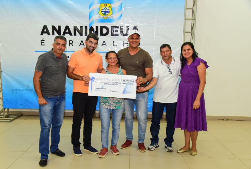 Entrega Simbólica do Benefício Extraordinário para as Famílias Atingidas pelas Chuvas