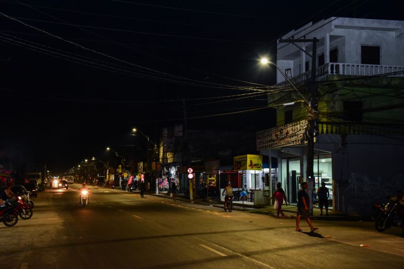 Assinatura de O.S para realização de troca das lâmpadas em Led no bairro do Distrito Industrial. Programa Ilumina Mais Luz para Ananindeua