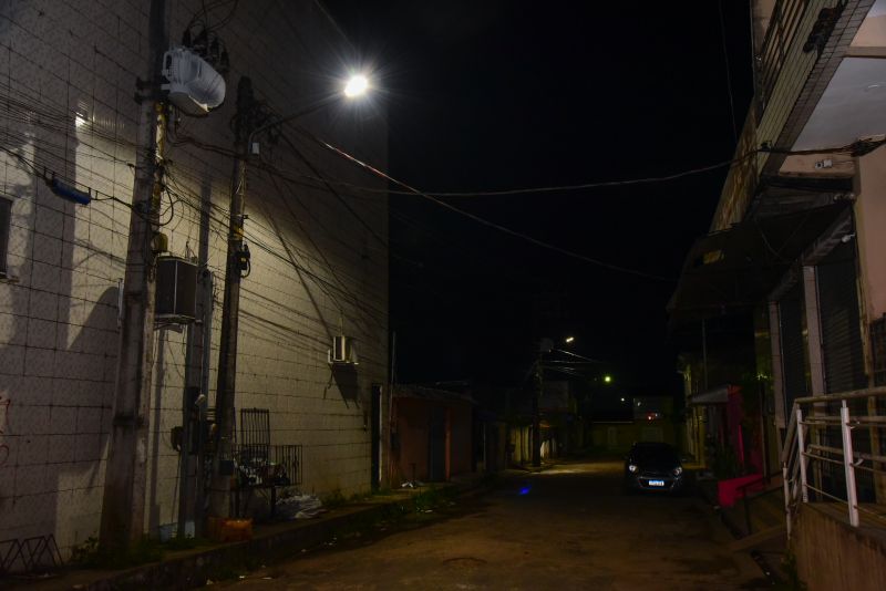 Assinatura de O.S para realização de troca das lâmpadas em Led no bairro do Distrito Industrial. Programa Ilumina Mais Luz para Ananindeua