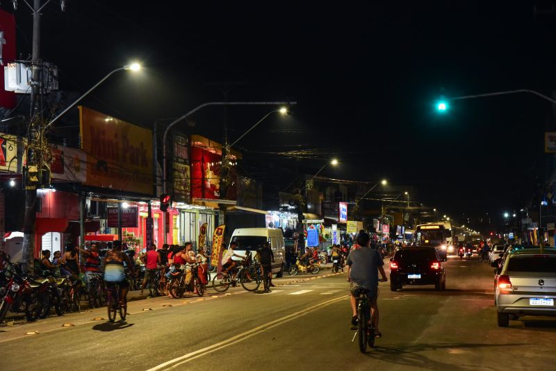 Assinatura de O.S para realização de troca das lâmpadas em Led no bairro do Distrito Industrial. Programa Ilumina Mais Luz para Ananindeua