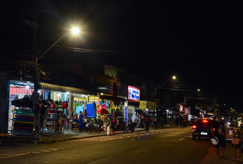 Assinatura de O.S para realização de troca das lâmpadas em Led no bairro do Distrito Industrial. Programa Ilumina Mais Luz para Ananindeua