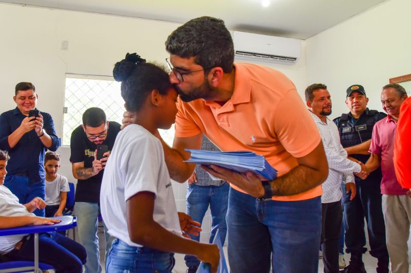 Entrega aos alunos do 6º ao 9º ano de material didático do Proerd, EMEF Pe Pietro Gerosa no Aurá