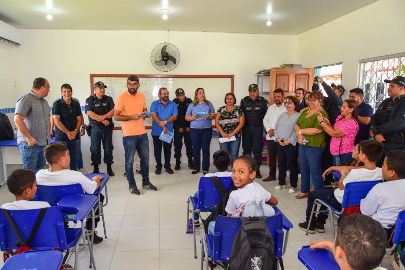 Entrega aos alunos do 6º ao 9º ano de material didático do Proerd, EMEF Pe Pietro Gerosa no Aurá