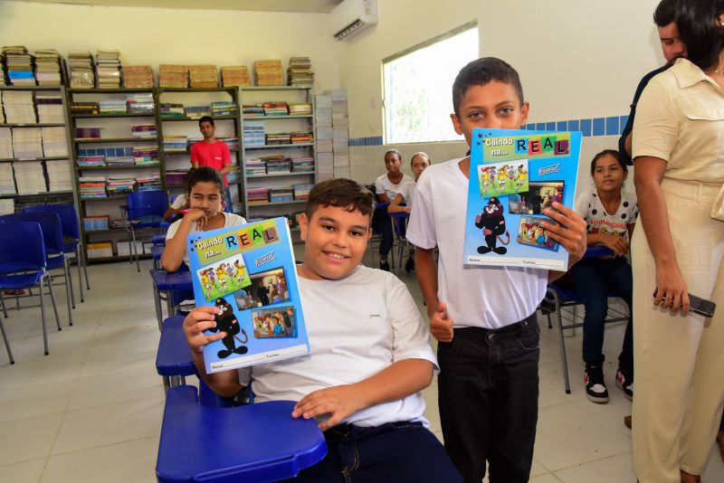 Entrega aos alunos do 6º ao 9º ano de material didático do Proerd, EMEF Pe Pietro Gerosa no Aurá