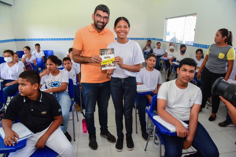 Entrega aos alunos do 6º ao 9º ano de material didático do Proerd, EMEF Pe Pietro Gerosa no Aurá