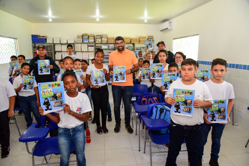 Entrega aos alunos do 6º ao 9º ano de material didático do Proerd, EMEF Pe Pietro Gerosa no Aurá