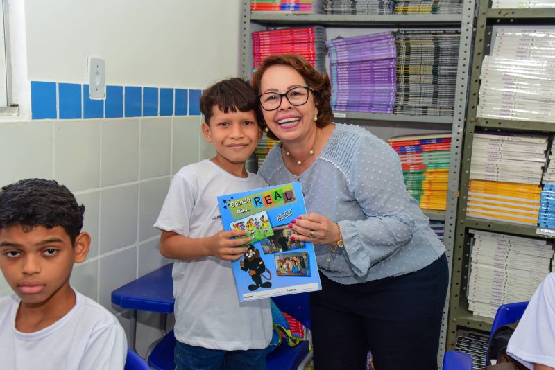 Entrega aos alunos do 6º ao 9º ano de material didático do Proerd, EMEF Pe Pietro Gerosa no Aurá