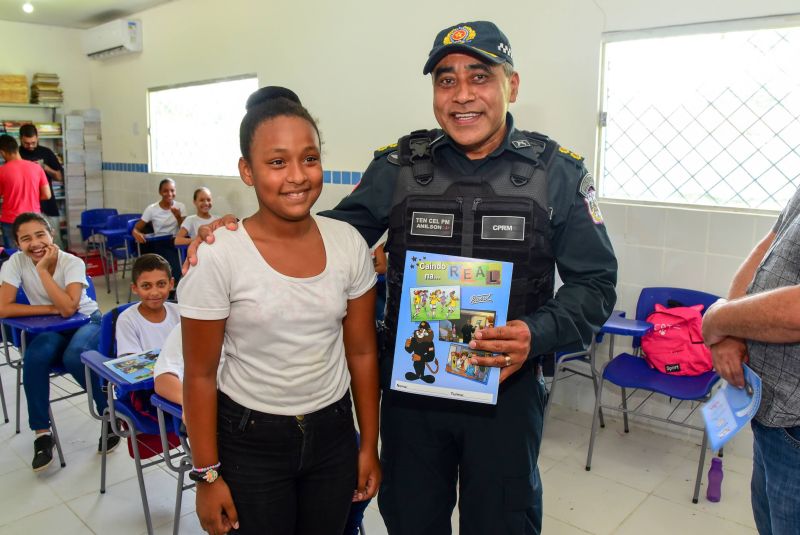 Entrega aos alunos do 6º ao 9º ano de material didático do Proerd, EMEF Pe Pietro Gerosa no Aurá