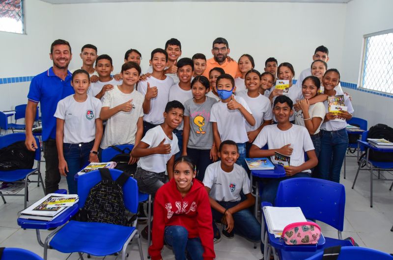 Entrega aos alunos do 6º ao 9º ano de material didático do Proerd, EMEF Pe Pietro Gerosa no Aurá