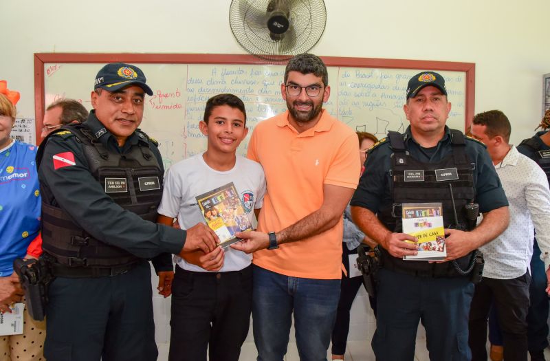 Entrega aos alunos do 6º ao 9º ano de material didático do Proerd, EMEF Pe Pietro Gerosa no Aurá