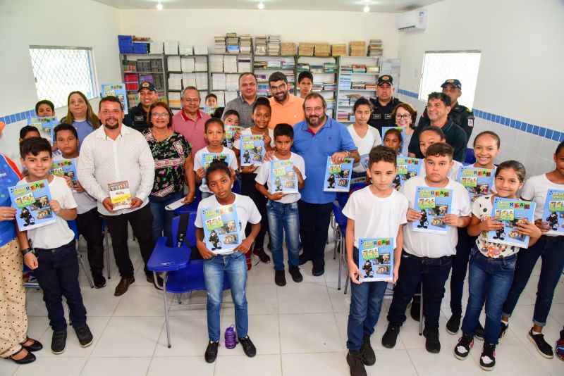 Entrega aos alunos do 6º ao 9º ano de material didático do Proerd, EMEF Pe Pietro Gerosa no Aurá