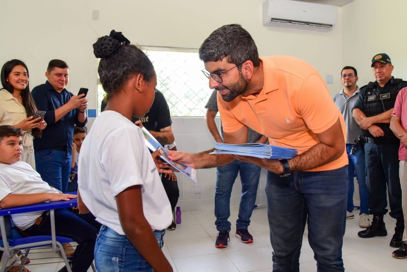 Entrega aos alunos do 6º ao 9º ano de material didático do Proerd, EMEF Pe Pietro Gerosa no Aurá