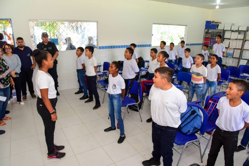 Entrega aos alunos do 6º ao 9º ano de material didático do Proerd, EMEF Pe Pietro Gerosa no Aurá