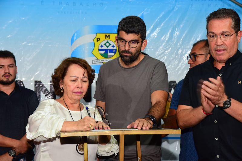 Assinatura de O.S para construção da praça quadra Bosque, bairro Distrito Industrial 