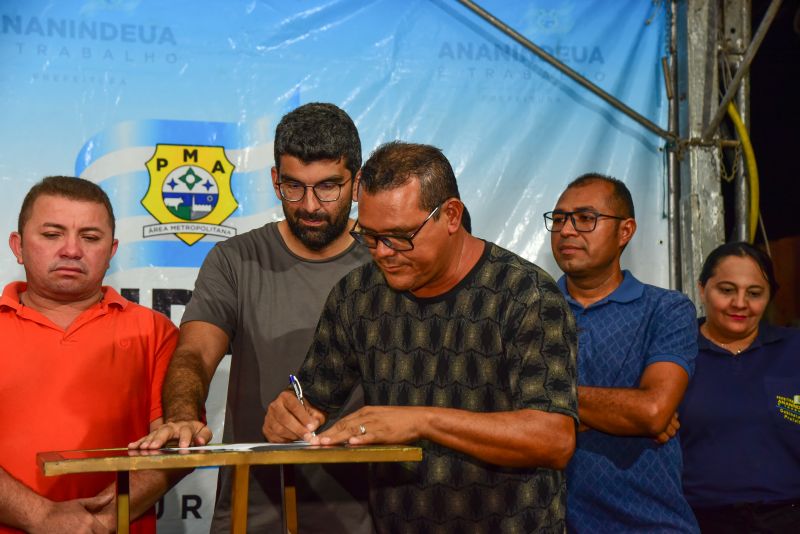 Assinatura de O.S para construção da praça quadra Bosque, bairro Distrito Industrial 