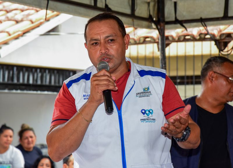 Entrega de equipamentos para os feirantes da feira do Francisquinho no bairro Jaderlândia