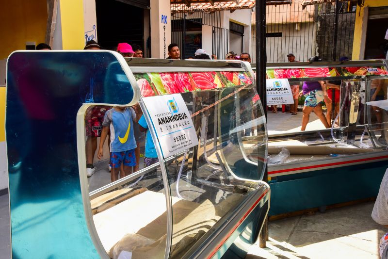 Entrega de equipamentos para os feirantes da feira do Francisquinho no bairro Jaderlândia