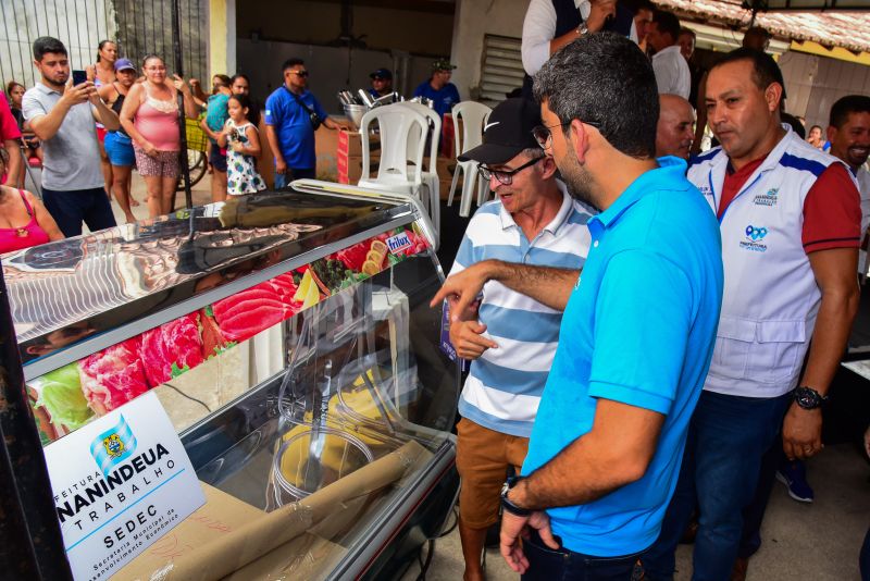 Entrega de equipamentos para os feirantes da feira do Francisquinho no bairro Jaderlândia