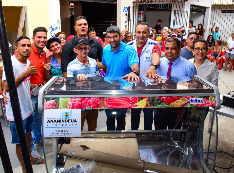 Entrega de equipamentos para os feirantes da feira do Francisquinho no bairro Jaderlândia