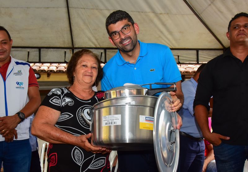 Entrega de equipamentos para os feirantes da feira do Francisquinho no bairro Jaderlândia