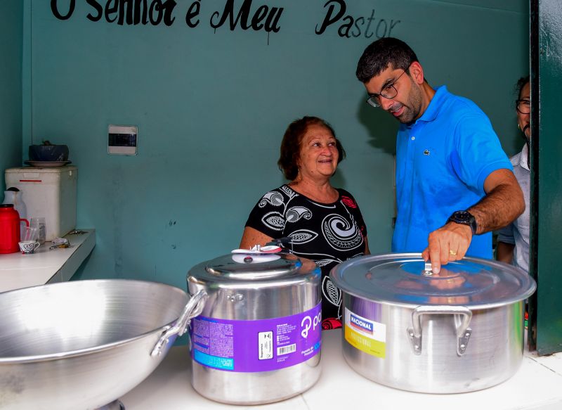 Entrega de equipamentos para os feirantes da feira do Francisquinho no bairro Jaderlândia