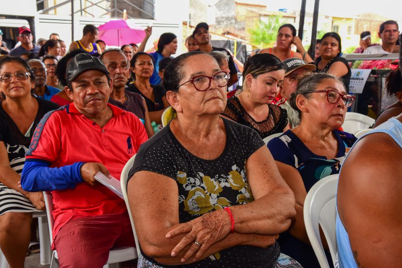 Entrega de equipamentos para os feirantes da feira do Francisquinho no bairro Jaderlândia