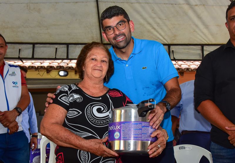 Entrega de equipamentos para os feirantes da feira do Francisquinho no bairro Jaderlândia