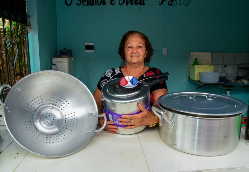 Entrega de equipamentos para os feirantes da feira do Francisquinho no bairro Jaderlândia