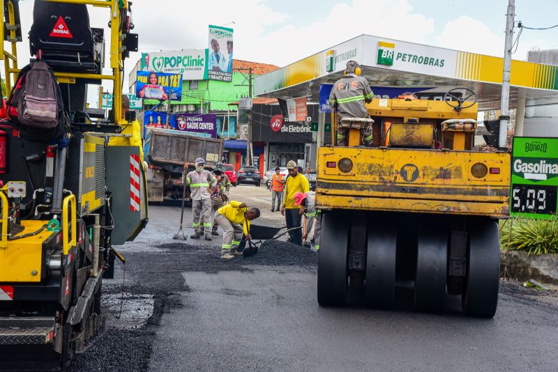 Trabalho de pavimentação e asfalto na Arterial 18