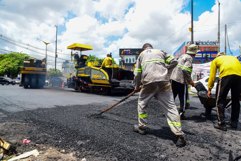 Trabalho de pavimentação e asfalto na Arterial 18