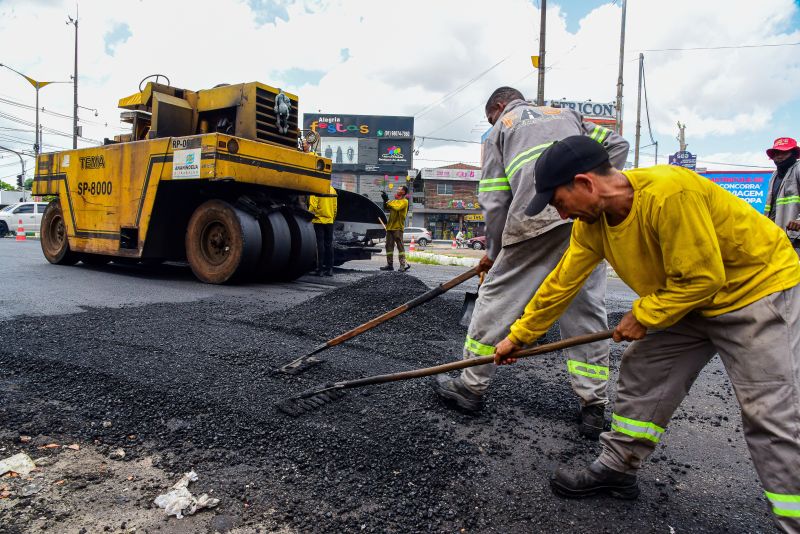 Trabalho de pavimentação e asfalto na Arterial 18