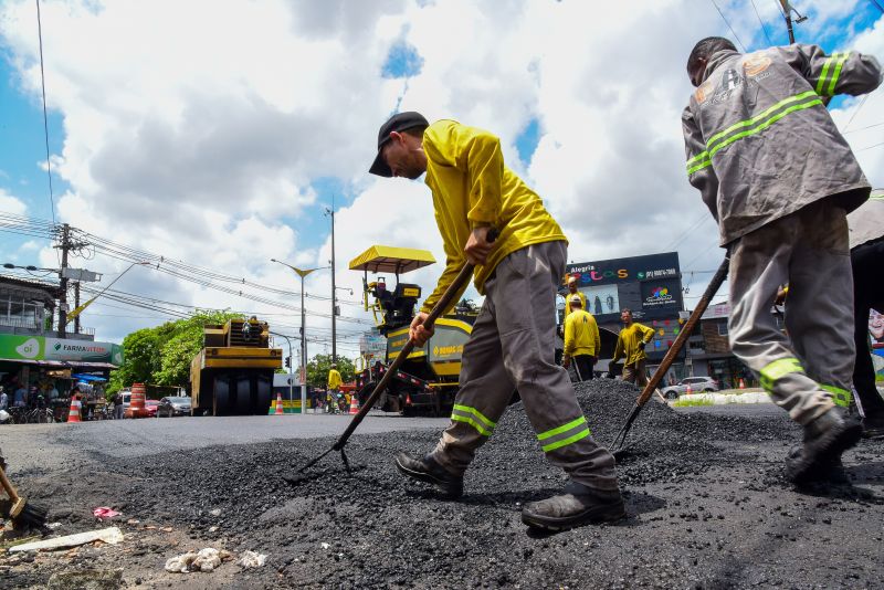 Trabalho de pavimentação e asfalto na Arterial 18