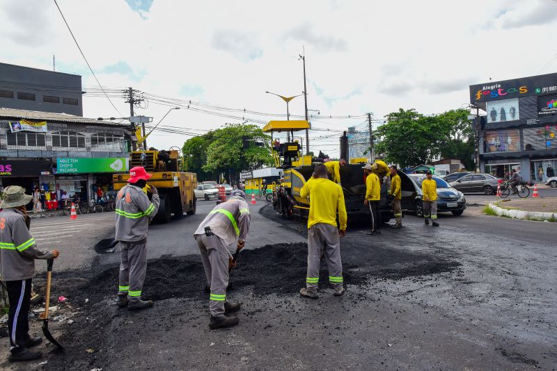 Trabalho de pavimentação e asfalto na Arterial 18