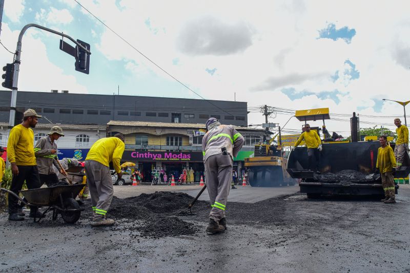 Trabalho de pavimentação e asfalto na Arterial 18