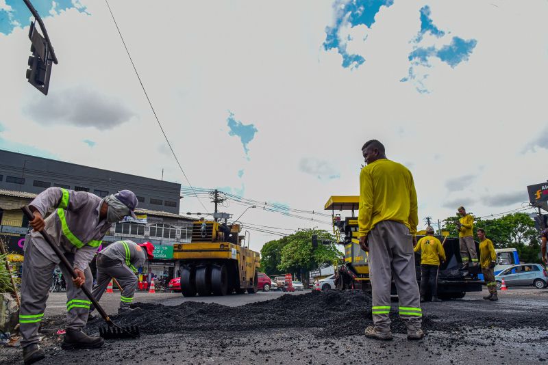 Trabalho de pavimentação e asfalto na Arterial 18