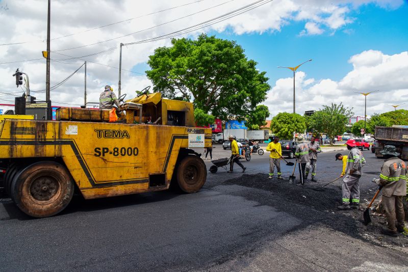 Trabalho de pavimentação e asfalto na Arterial 18