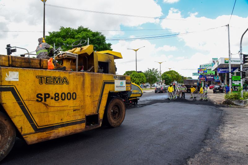 Trabalho de pavimentação e asfalto na Arterial 18