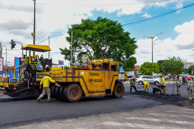 Trabalho de pavimentação e asfalto na Arterial 18