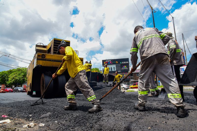 Trabalho de pavimentação e asfalto na Arterial 18