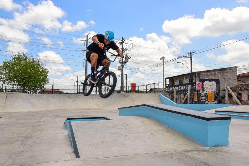 Fotos de apoio de ciclista e sketistas na pista Radical do Curuçambá