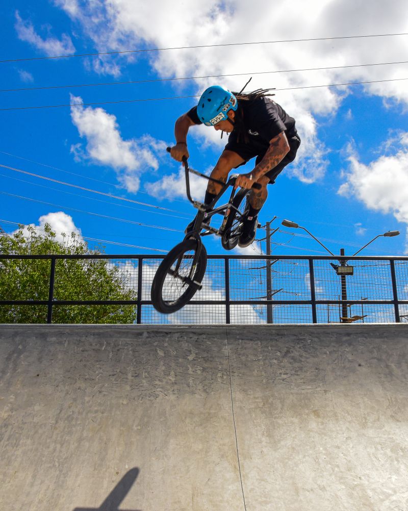 Fotos de apoio de ciclista e sketistas na pista Radical do Curuçambá