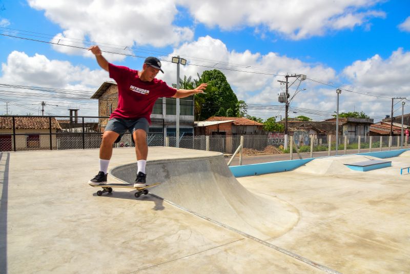 Fotos de apoio de ciclista e sketistas na pista Radical do Curuçambá