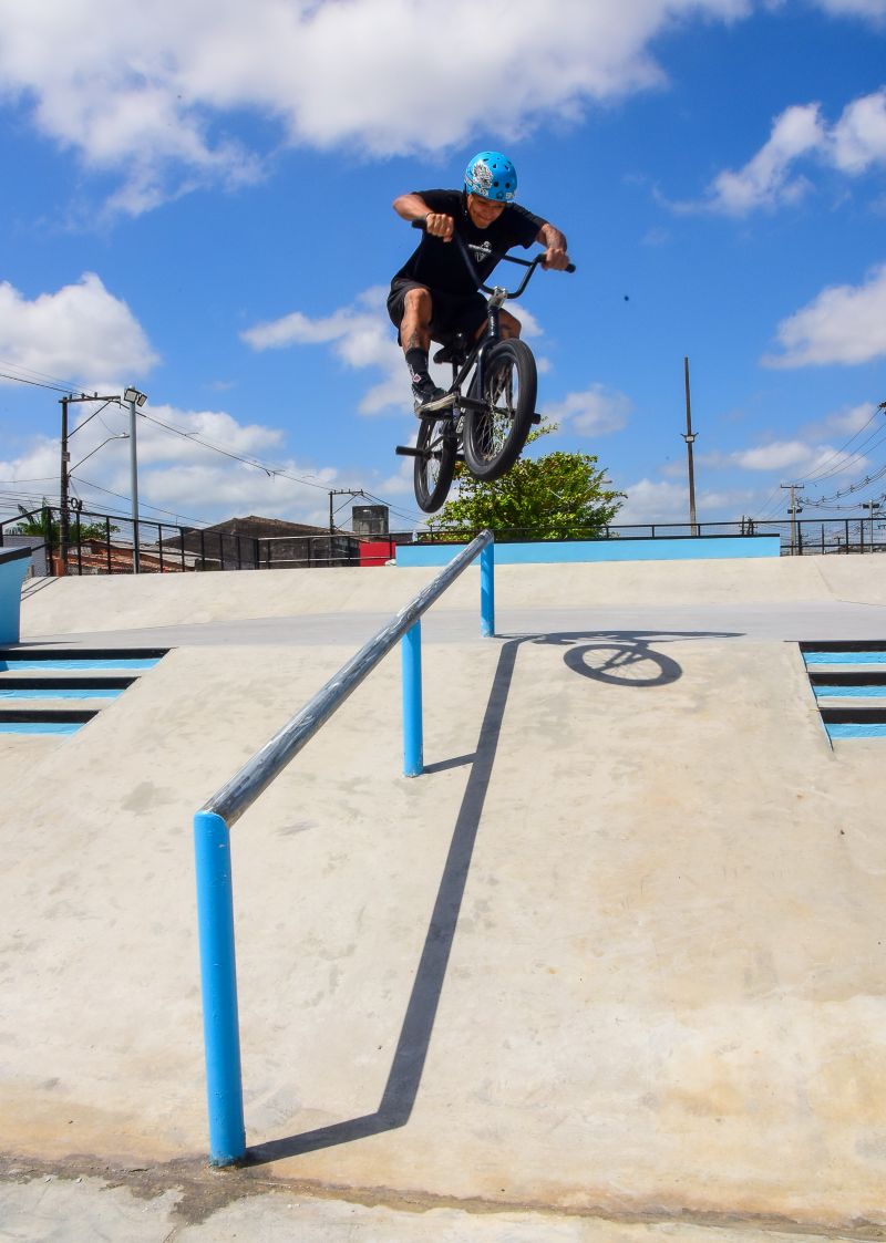 Fotos de apoio de ciclista e sketistas na pista Radical do Curuçambá