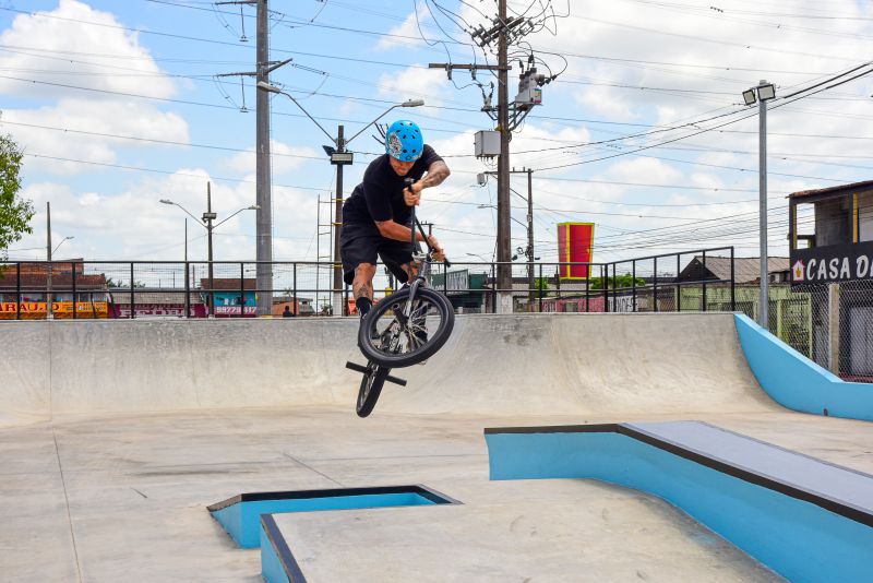 Fotos de apoio de ciclista e sketistas na pista Radical do Curuçambá